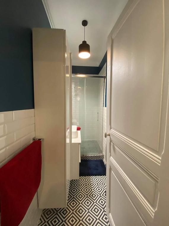 Salle de bains étroite avec carrelage graphique noir et blanc