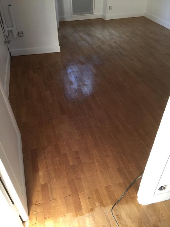 Parquet vitrifié brillant dans un séjour lumineux