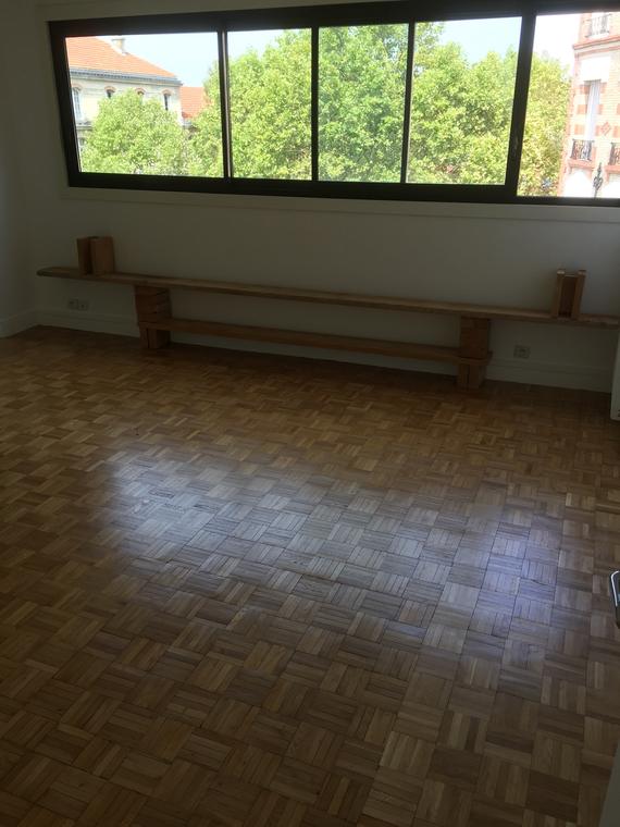 Parquet mosaïque posé sous une grande baie vitrée