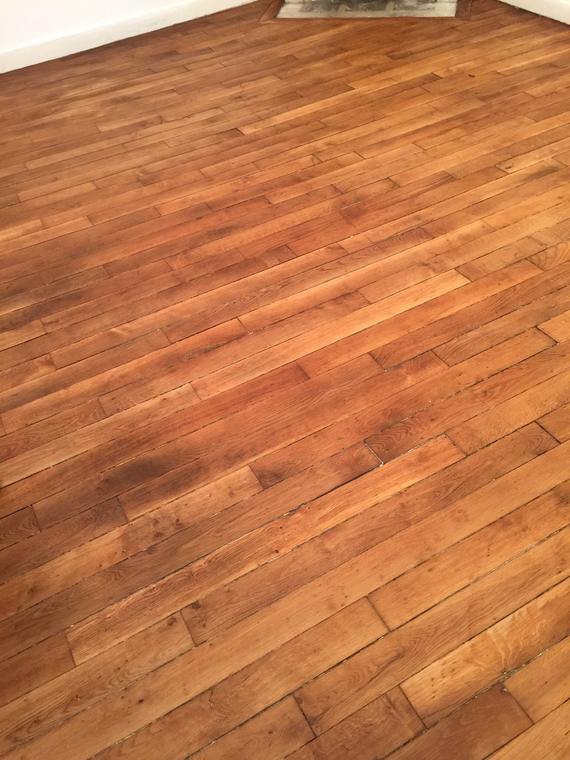 Parquet en chêne rénové devant une cheminée